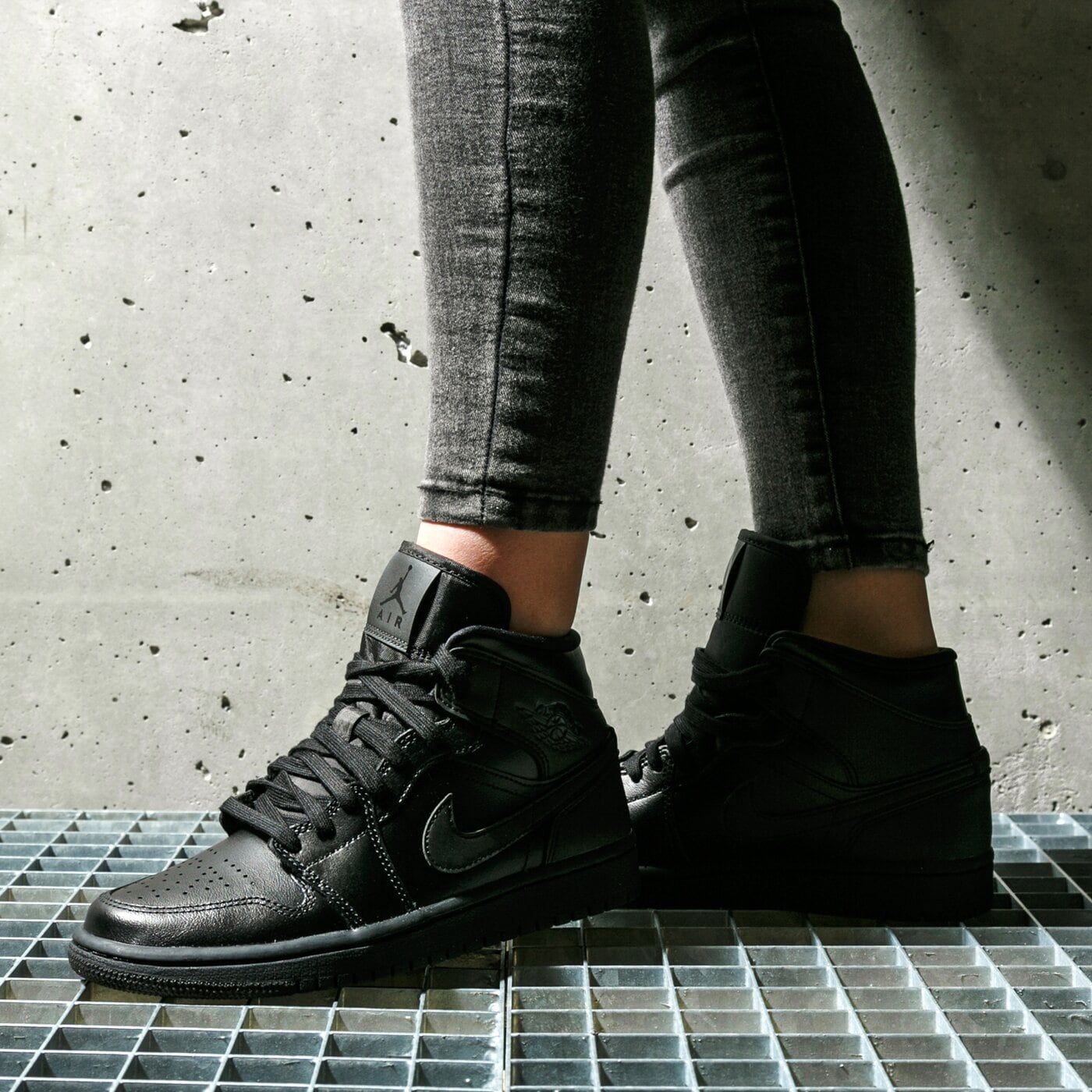 Дамски маратонки WMNS AIR JORDAN 1 MID  bq6472-012 цвят черен