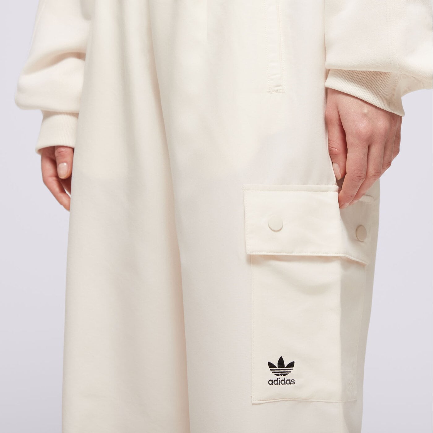 Дамски панталони ADIDAS ПАНТАЛОНИ ESSENTIALS WOVEN CARGO ix9970 цвят бежов