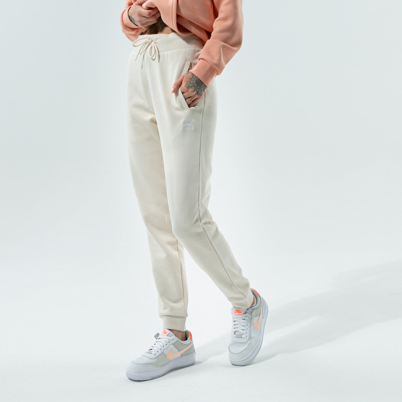 Дамски панталони ADIDAS ПАНТАЛОНИ ESSENTIAL JOGGERS h37873 цвят бежов