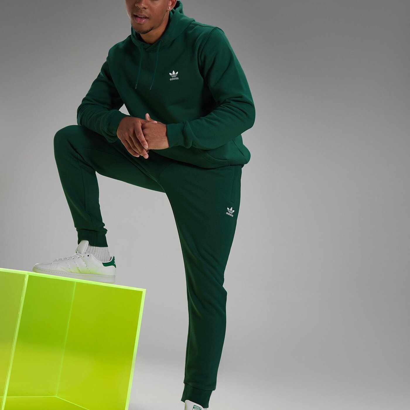 Мъжки панталони ADIDAS ПАНТАЛОНИ TREF ESS PNT C.GRN is2244 цвят зелен