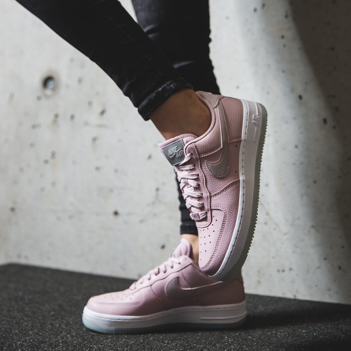Дамски маратонки NIKE WMNS AIR FORCE 1 '07 ESS ao2132-500 цвят розов