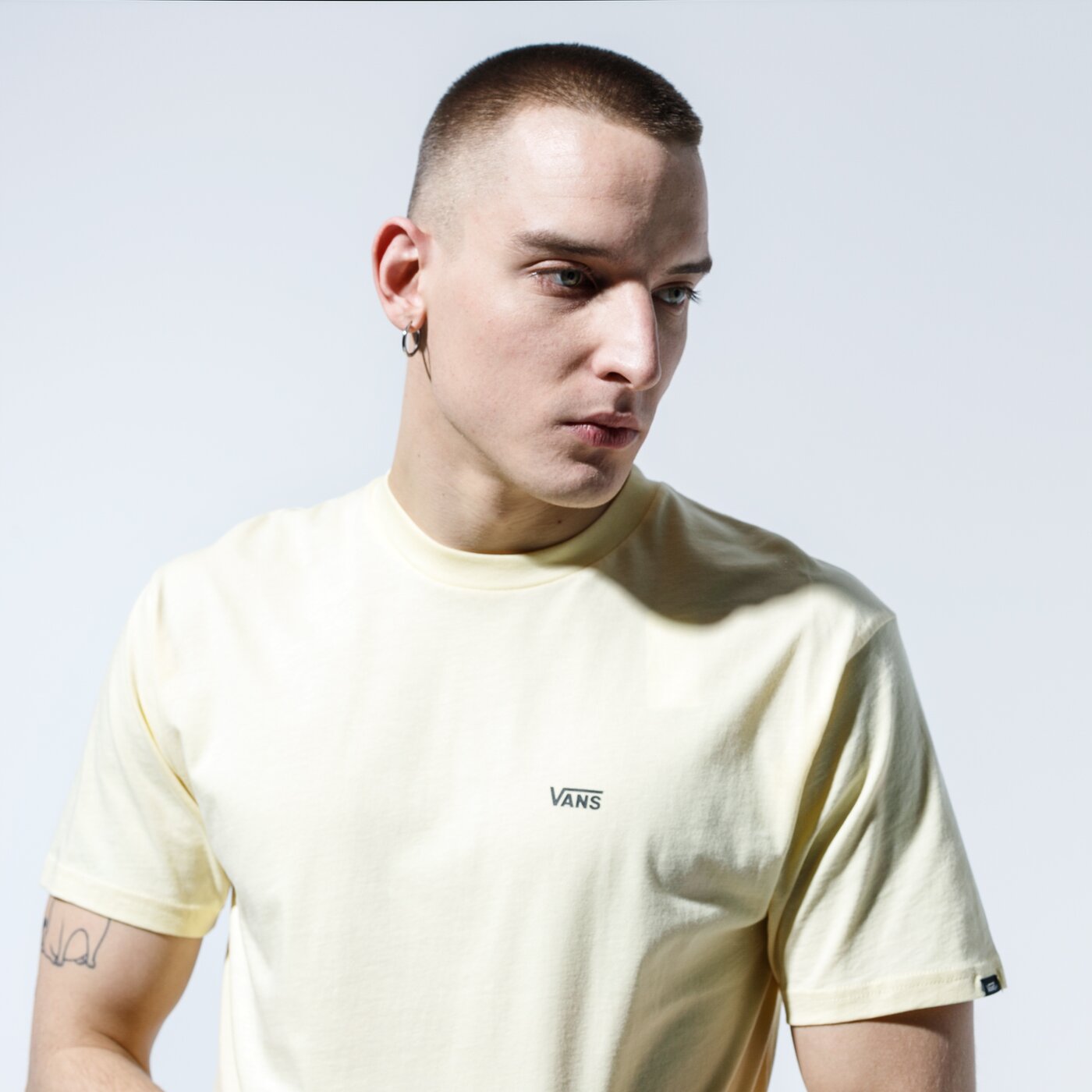 Мъжка тениска VANS ТЕНИСКА MN LEFT CHEST LOGO TEE DOUBLE CREAM/BLACK vn0a3czeymb1 цвят жълт