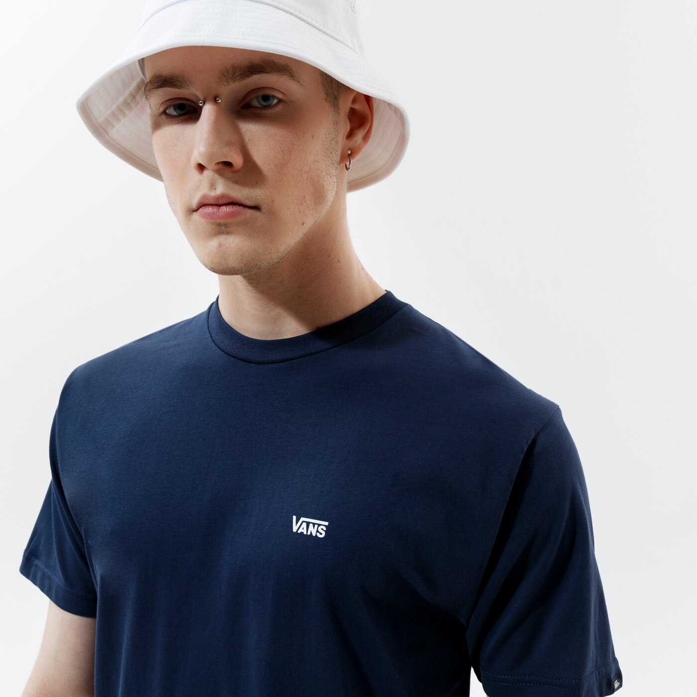 Мъжка тениска VANS ТЕНИСКА MN LEFT CHEST LOGO TEE АНЦУГS BLUES/WHITE vn0a3cze5s21 цвят тъмносин