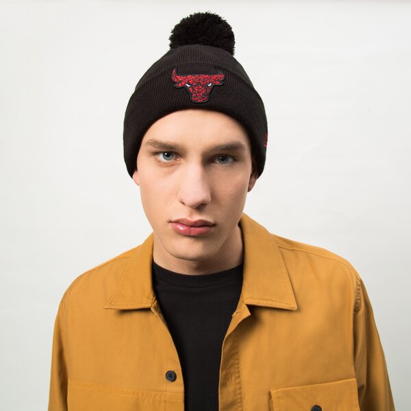 Мъжка зимна шапка NEW ERA ШАПКА INFILL BOBBLE BEANIE BULLS BLK CHICAGO BULLS B 60284992 цвят черен