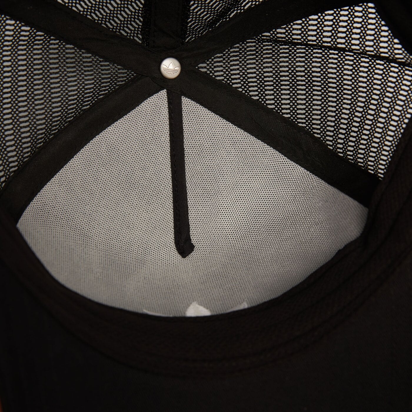 Дамска шапка с козирка ADIDAS ШАПКА CURVED TRUCKER jc6038 цвят бял