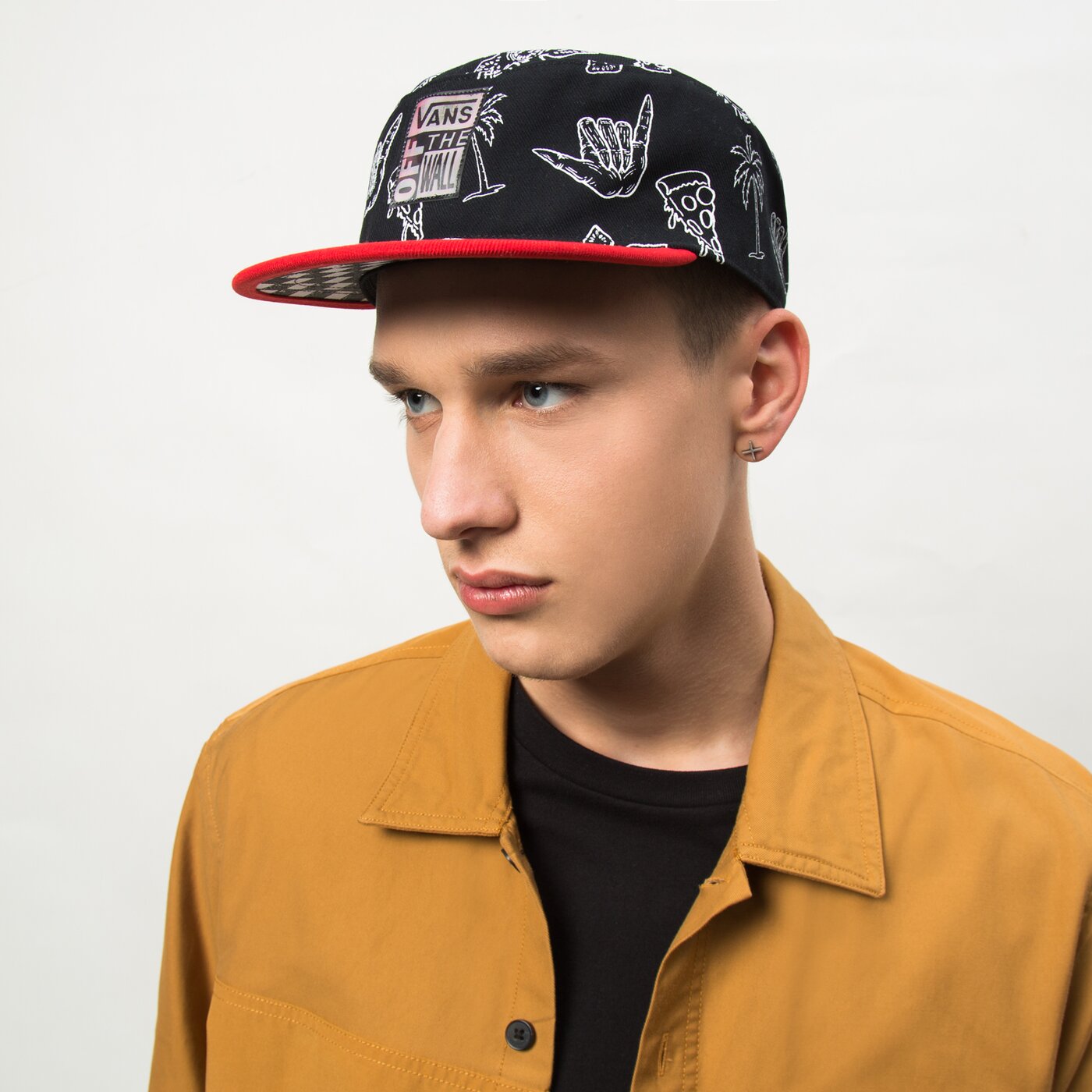 Дамска шапка с козирка VANS ШАПКА SKETCH PILL BOX HAT vn0007rrblk1 цвят черен