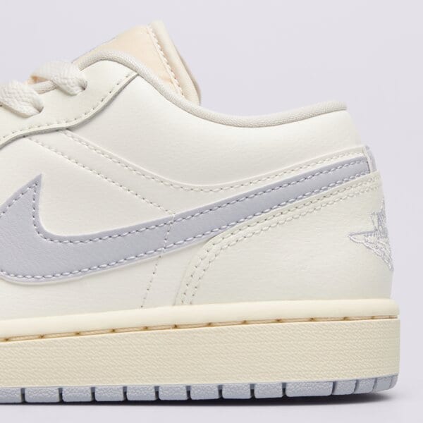 Дамски маратонки WMNS AIR JORDAN 1 LOW dc0774-106 цвят бежов