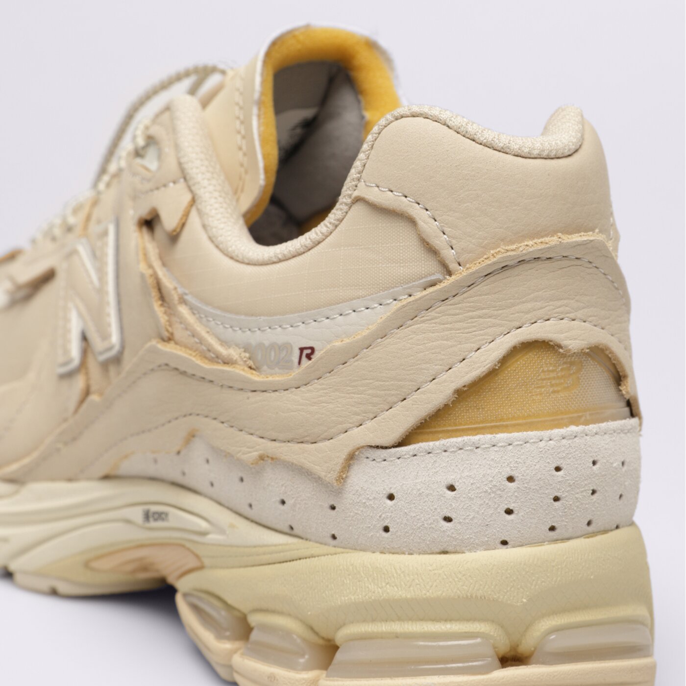 Мъжки маратонки NEW BALANCE 2002R  m2002rdq цвят бежов