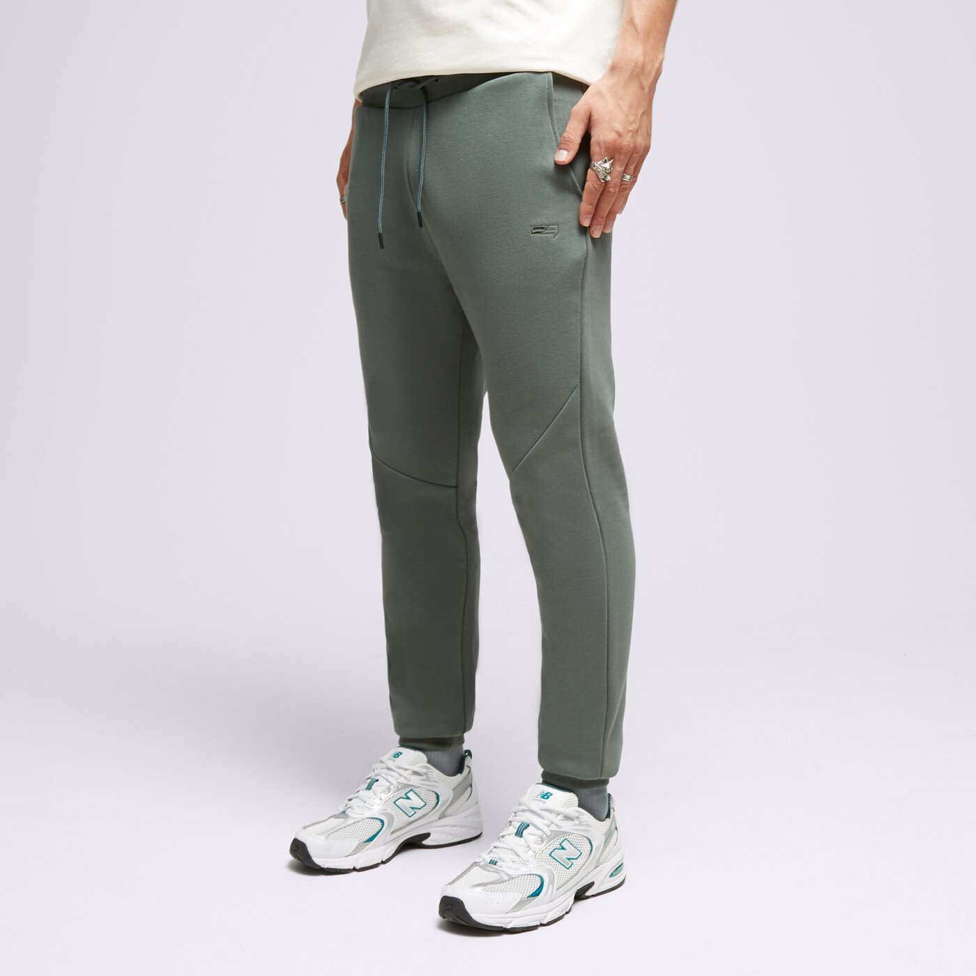 Мъжки панталони CONFRONT ПАНТАЛОНИ ESSENTIAL PANTS GREEN cf323spm90002 цвят зелен