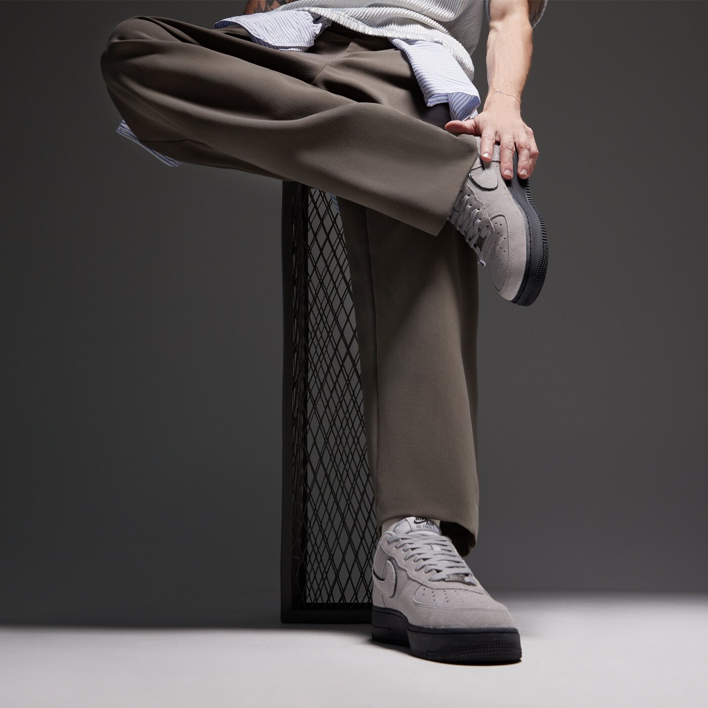 Мъжки маратонки NIKE AIR FORCE 1 '07 LV8 hq1966-001 цвят сив