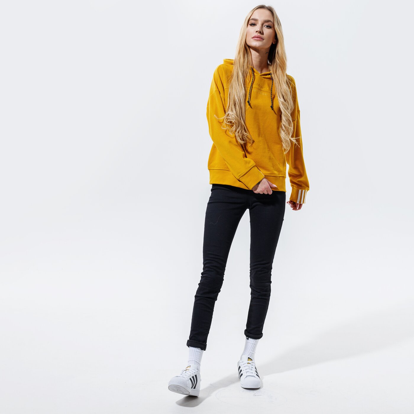 Дамски суичър ADIDAS СУИТЧЪР С КАЧУЛКА HOODIE gd3896 цвят горчица