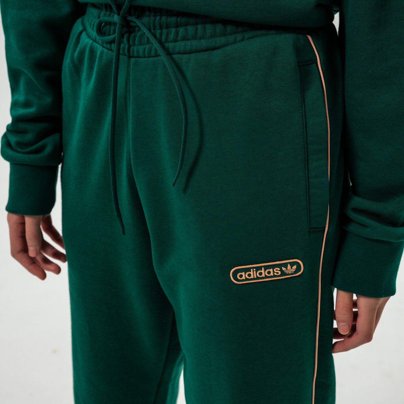 Дамски панталони ADIDAS ПАНТАЛОНИ SWEAT PANTS hl0032 цвят зелен