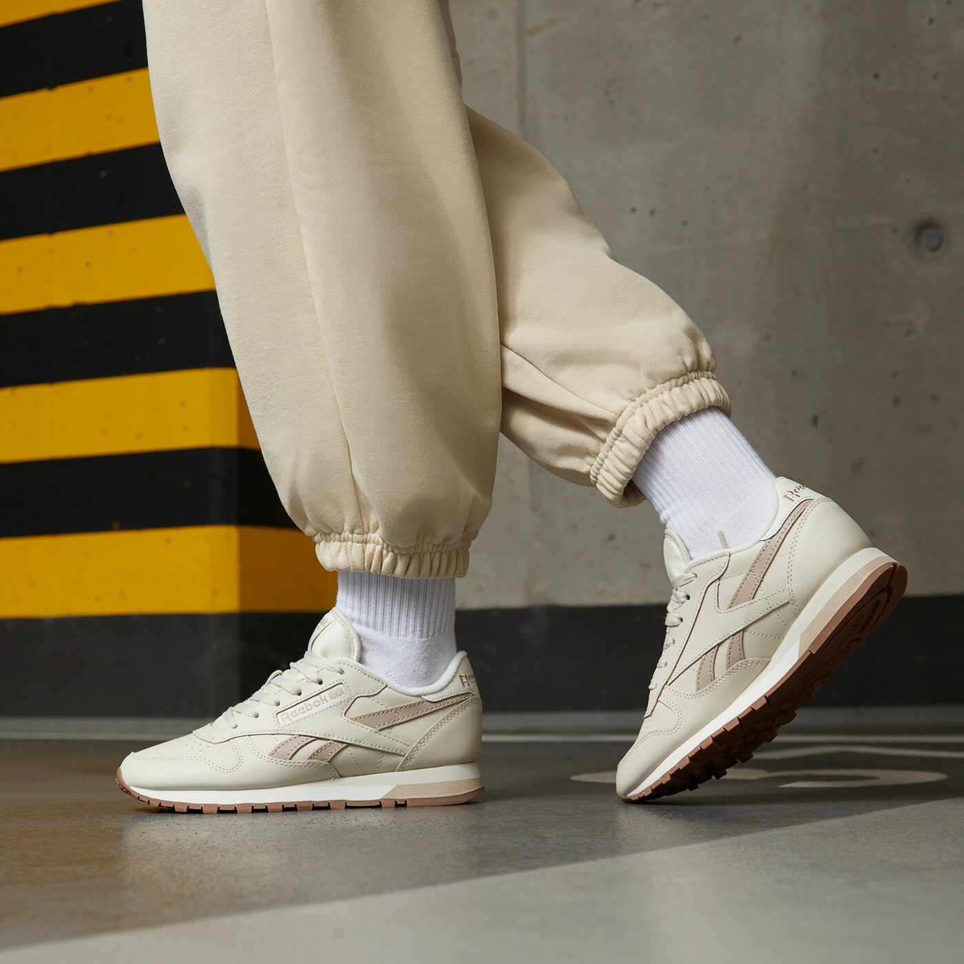 Дамски маратонки REEBOK CLASSIC LEATHER hq2233 цвят бежов