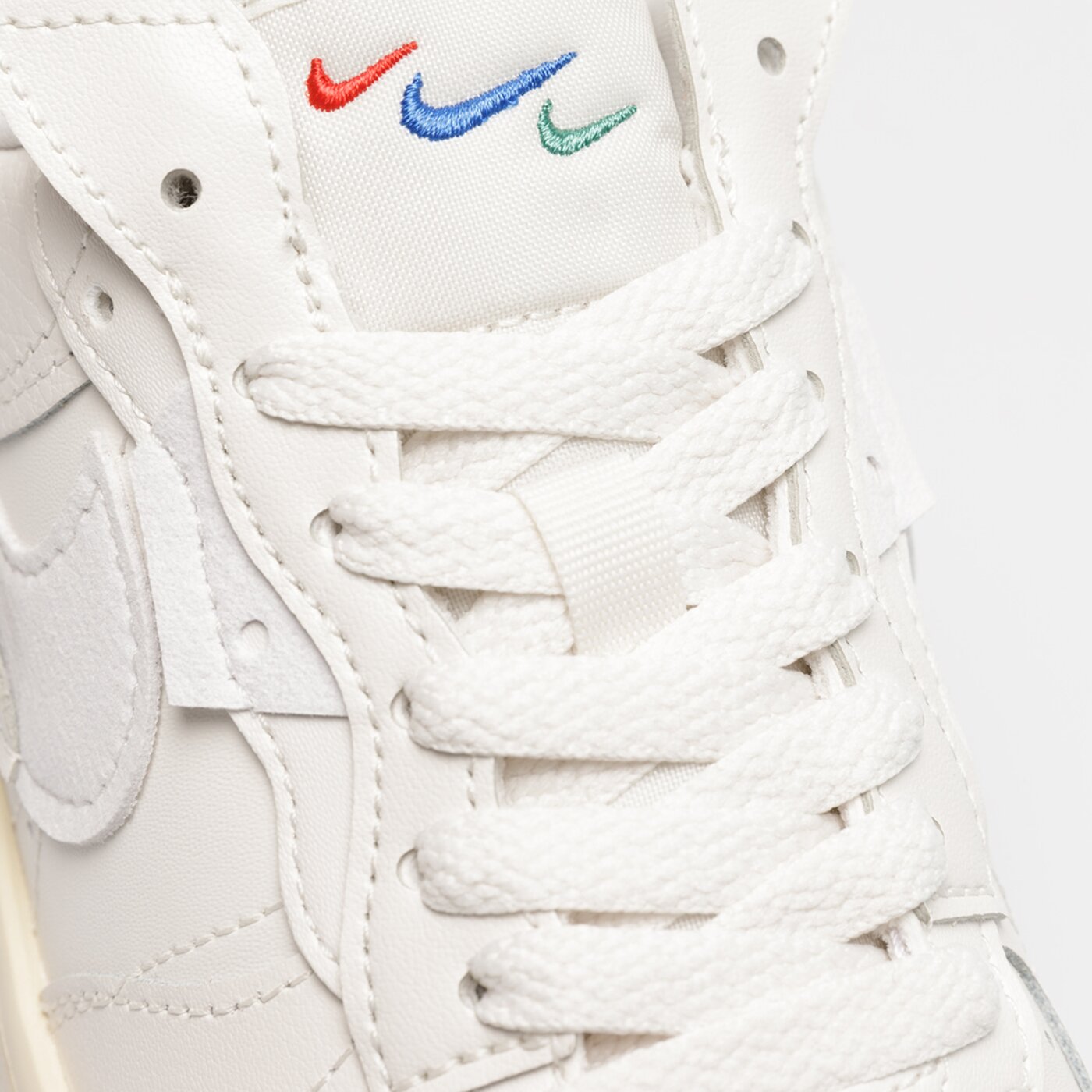 Дамски маратонки NIKE AIR FORCE 1 FONTANKA dh1290-002 цвят бял