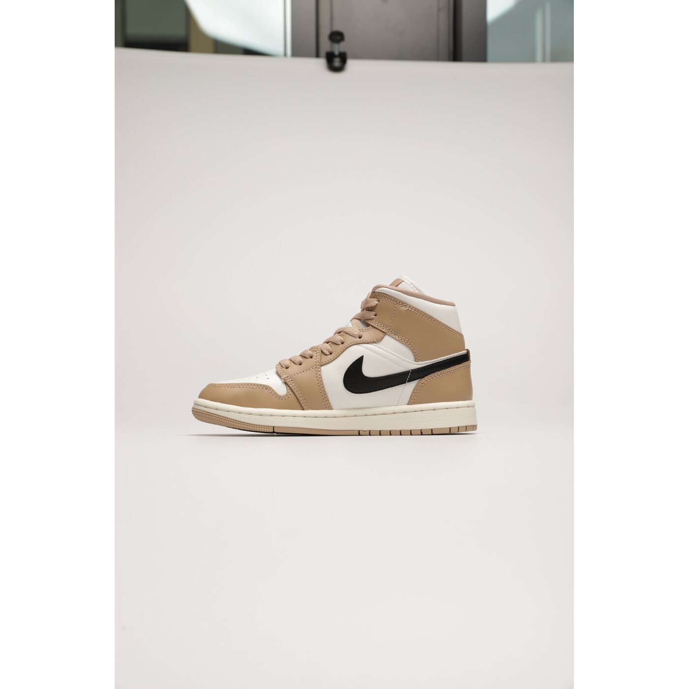 Дамски маратонки WMNS AIR JORDAN 1 MID bq6472-103 цвят кафяв