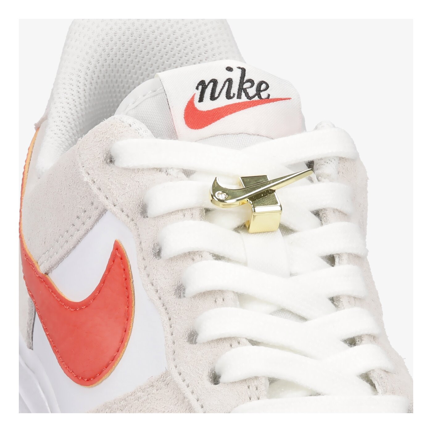 Дамски маратонки NIKE AIR FORCE 1 '07 SE da8302-101 цвят бежов