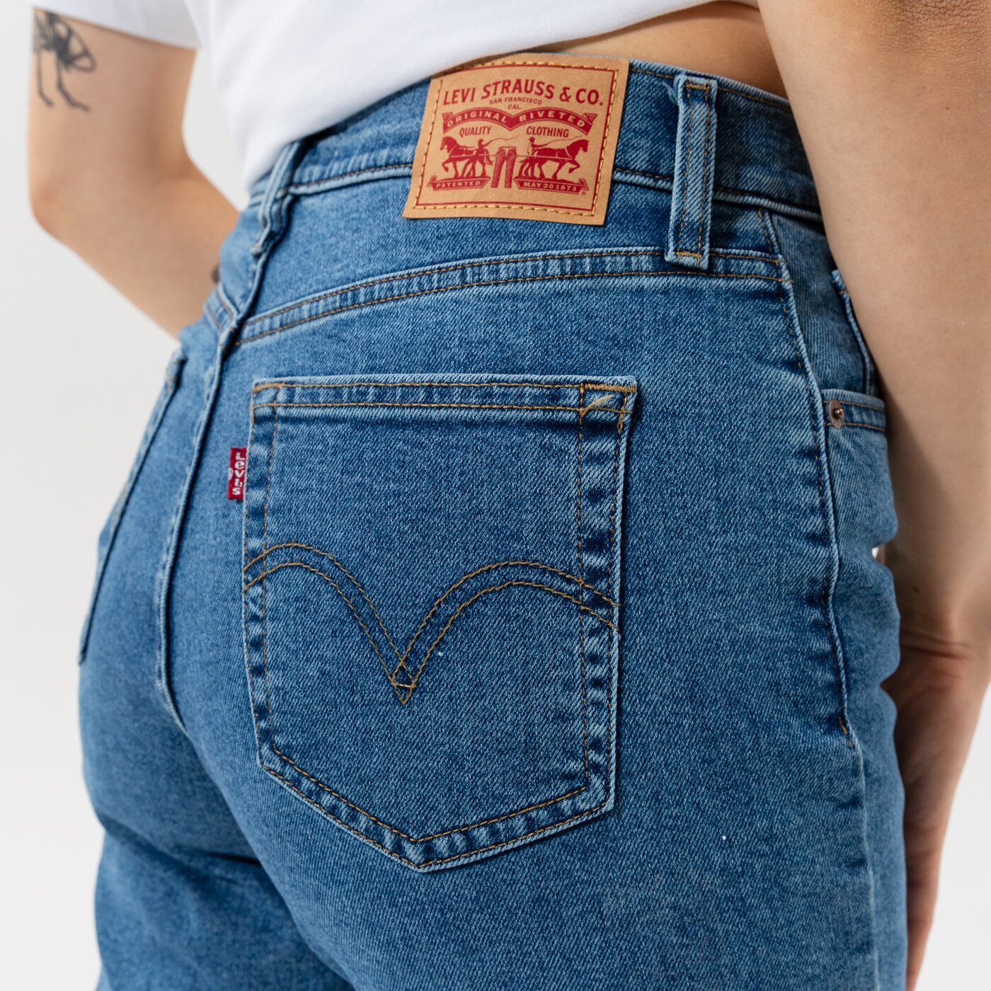 Дамски панталони LEVI'S ПАНТАЛОНИ HIGH WAISTED MOM JEAN 26986-0008 цвят син