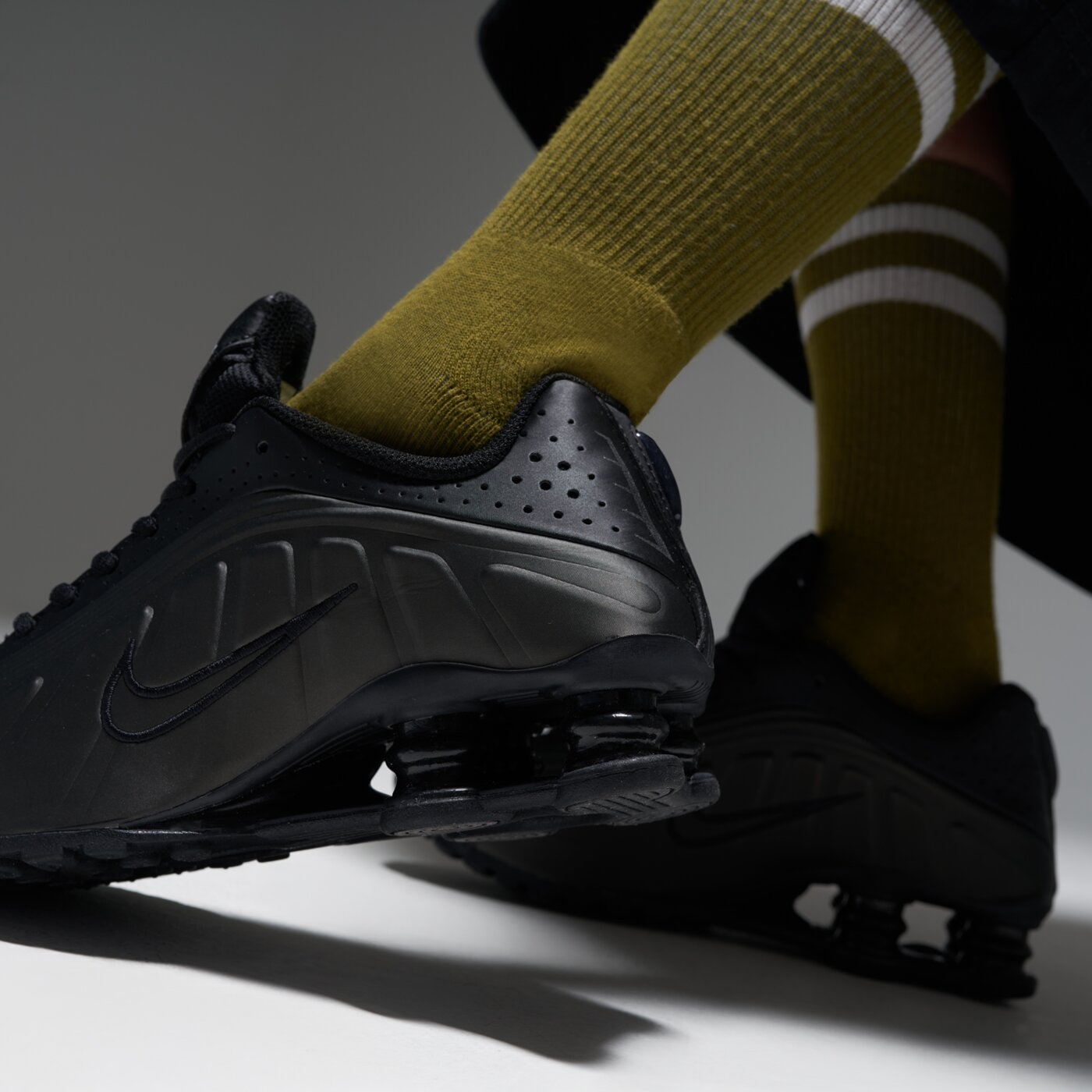 Детски маратонки NIKE SHOX R4 (GS) cw2626003 цвят черен