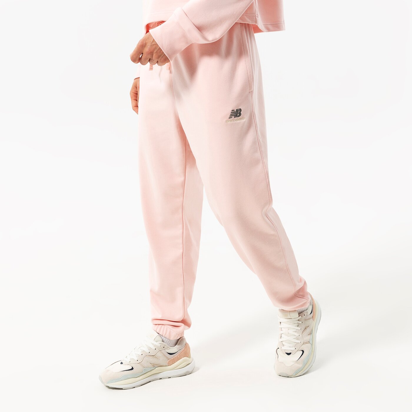 Дамски панталони NEW BALANCE ПАНТАЛОНИ NB ESSENTIALS UNI-SSENTIALS SWEATPANT up21500pie цвят розов