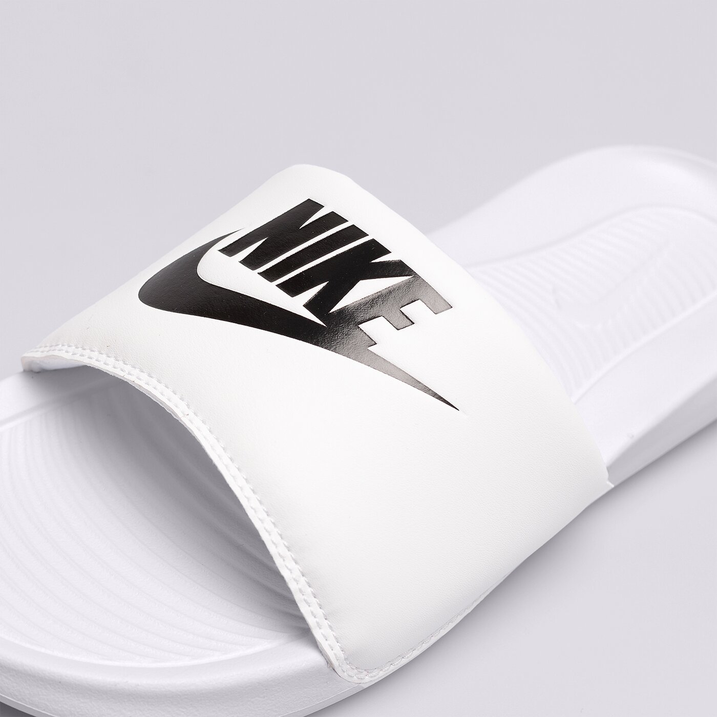 Мъжки чехли и сандали NIKE VICTORI ONE SLIDE  cn9675-100 цвят бял