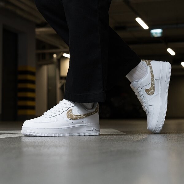 Дамски маратонки W AIR FORCE 1 '07 ESS dj9942-101 цвят бял