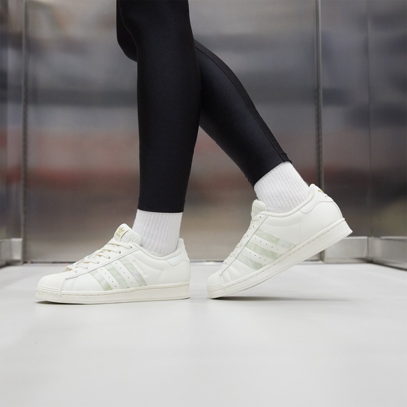 Дамски маратонки ADIDAS SUPERSTAR HER VEGAN W hq6668 цвят бял