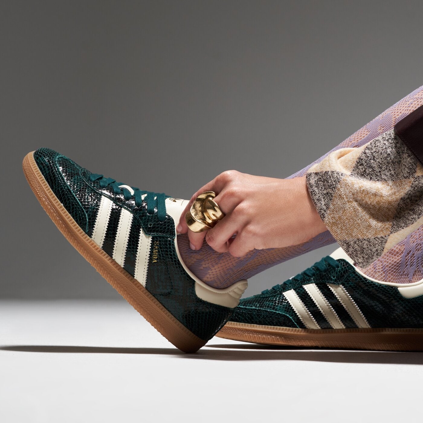 Дамски маратонки ADIDAS SAMBA OG W jr8848 цвят зелен