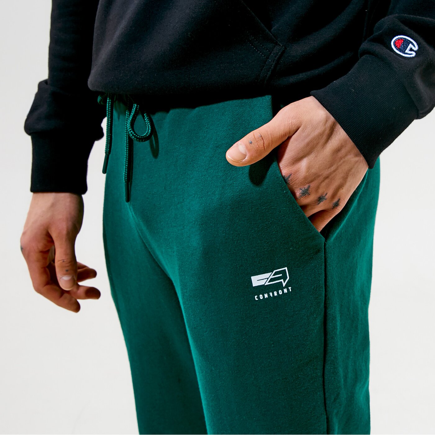 Мъжки панталони CONFRONT ПАНТАЛОНИ ESSENTIAL PANTS cf320spm30002 цвят зелен