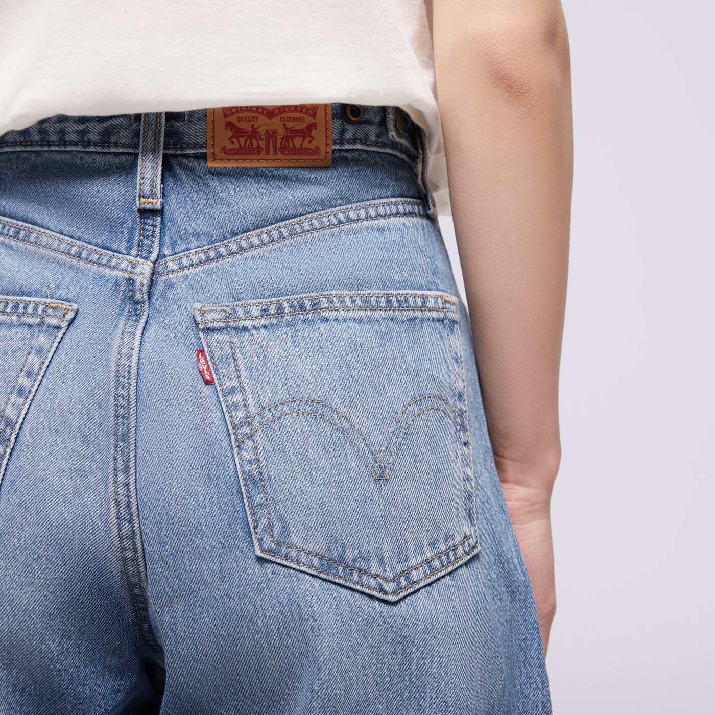 Дамски панталони LEVI'S ПАНТАЛОНИ CINCH BARREL MED INDIGO WORN IN 003v5-0002 цвят син