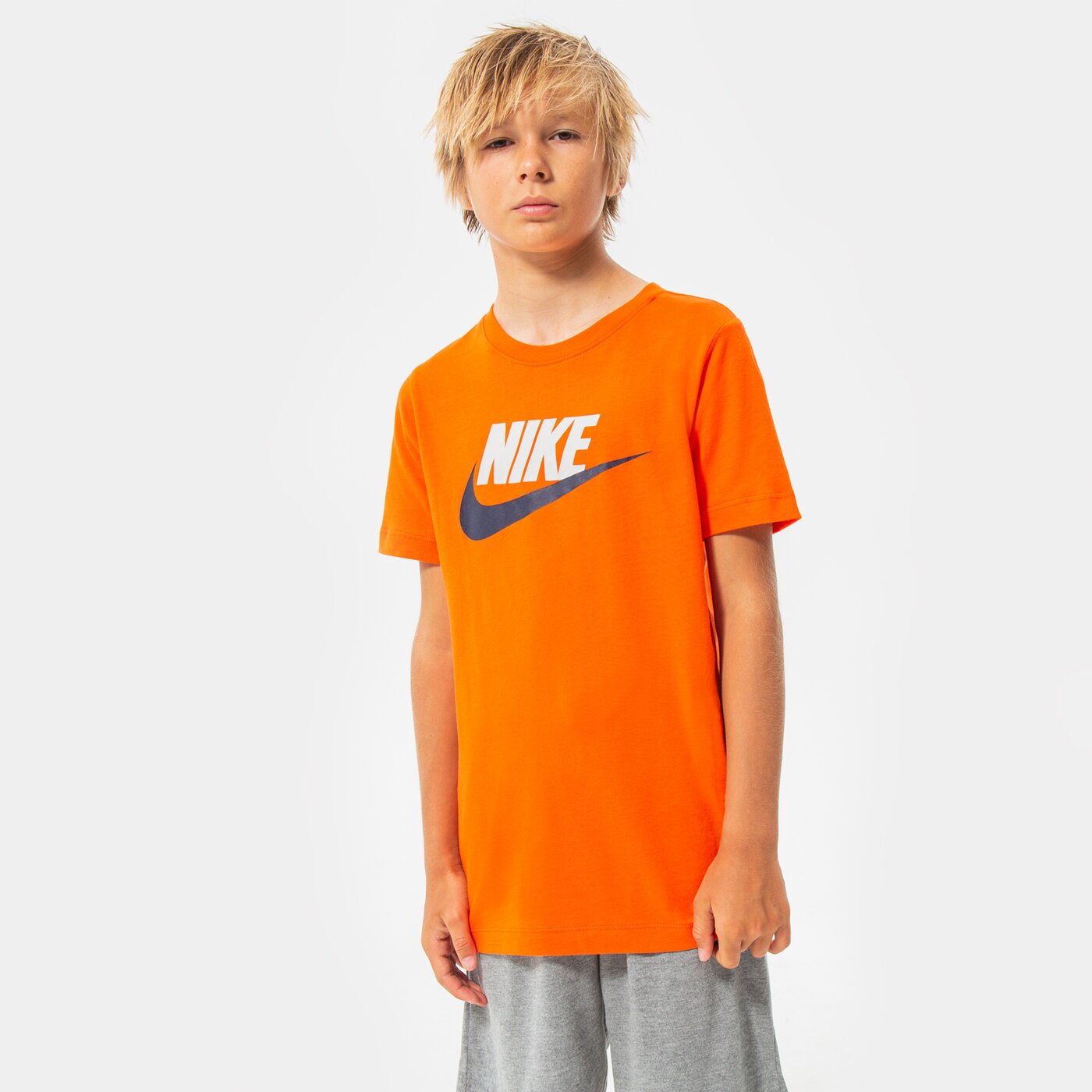 Детска тениска NIKE ТЕНИСКА SPORTSWEAR BOY ar5252-817 цвят оранжев