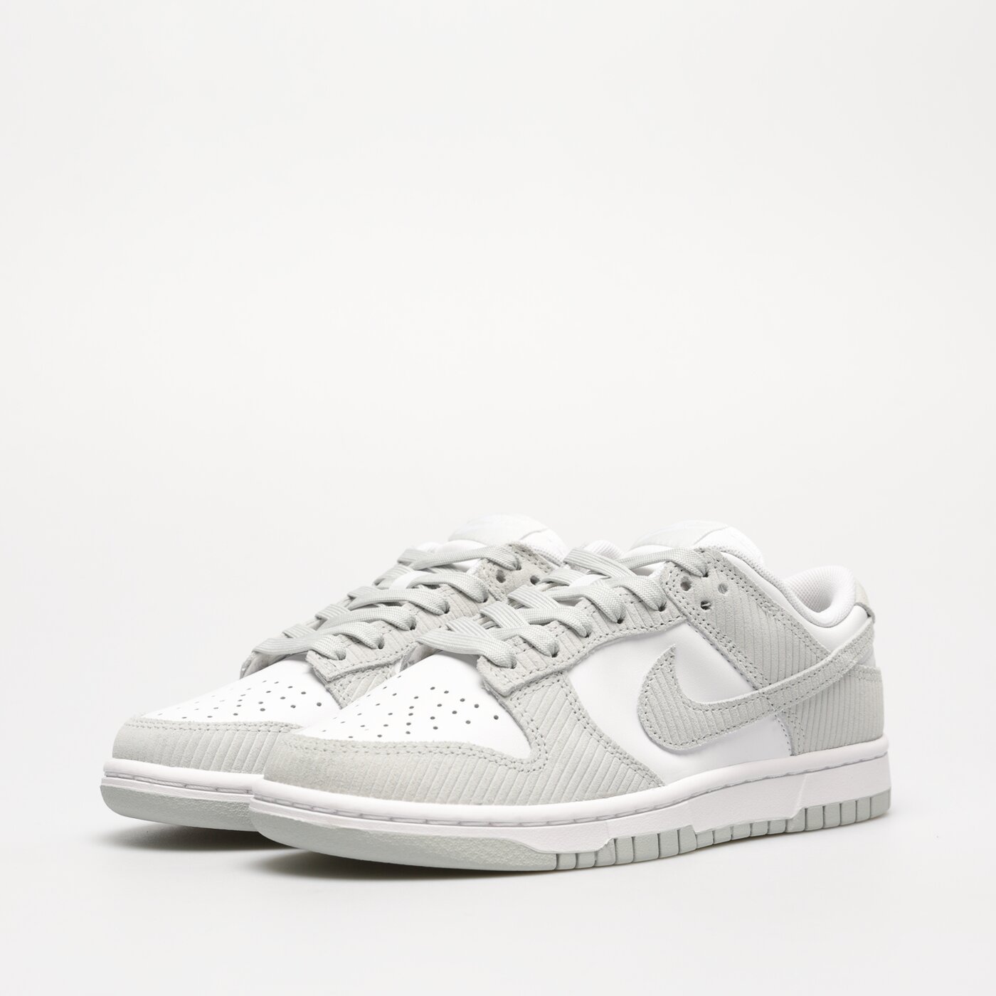 Дамски маратонки NIKE DUNK LOW fn7658-100 цвят сребърен