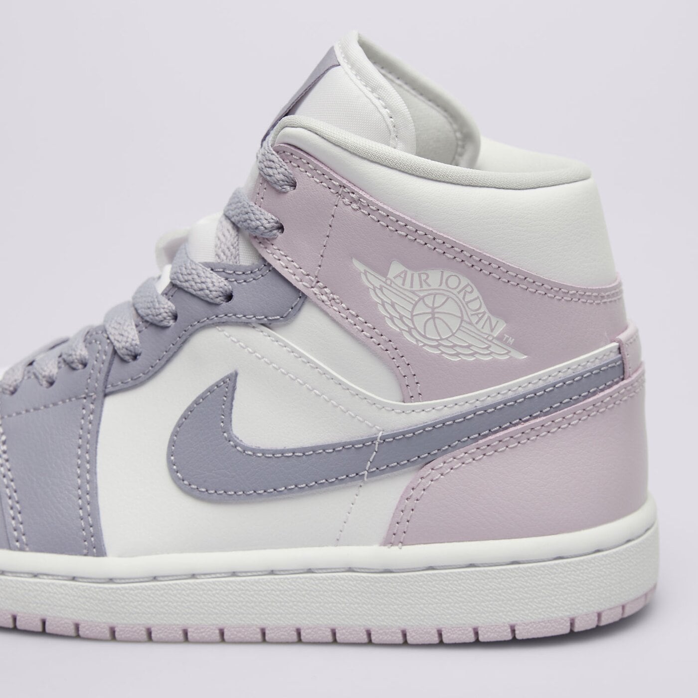 Дамски маратонки WMNS AIR JORDAN 1 MID bq6472-510 цвят виолетов