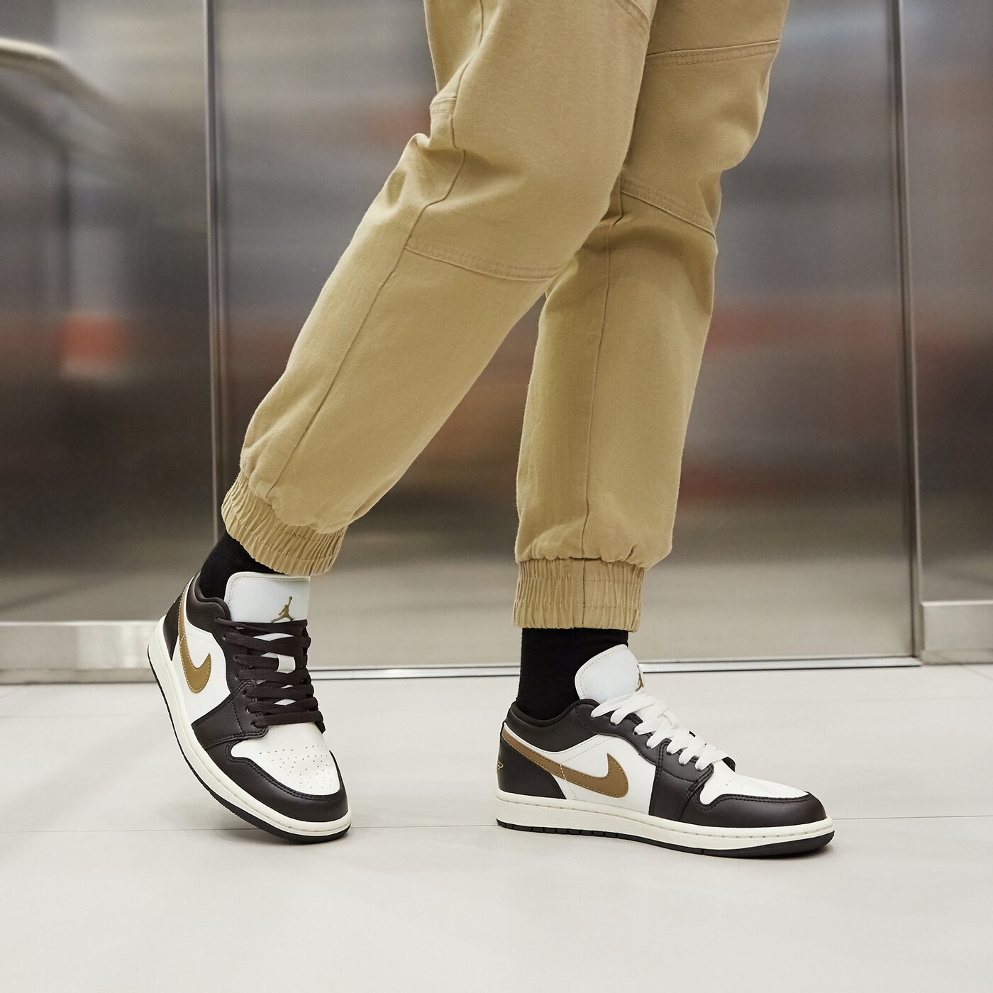 Дамски маратонки WMNS AIR JORDAN 1 LOW dc0774-200 цвят кафяв