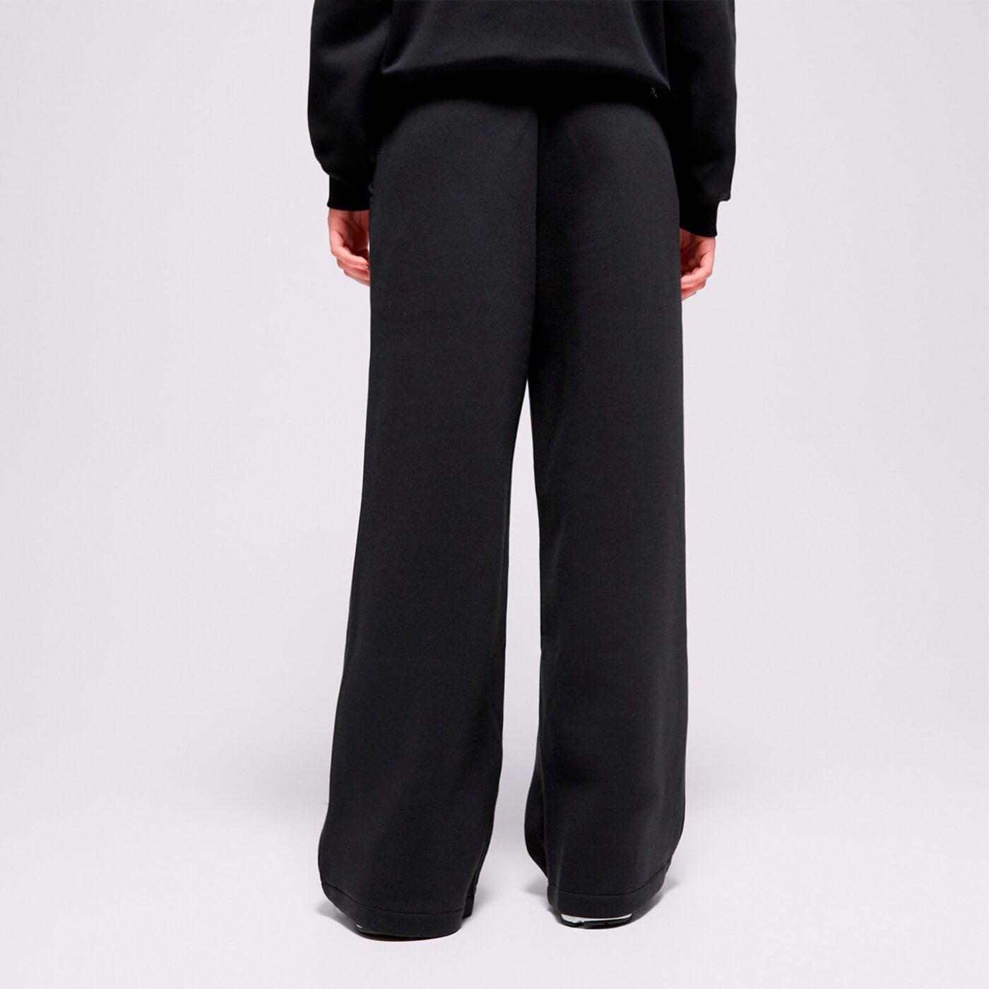 Дамски панталони NEW BALANCE ПАНТАЛОНИ REIMAGINED FLEECE WIDE LEG PANT wp53903bk цвят черен