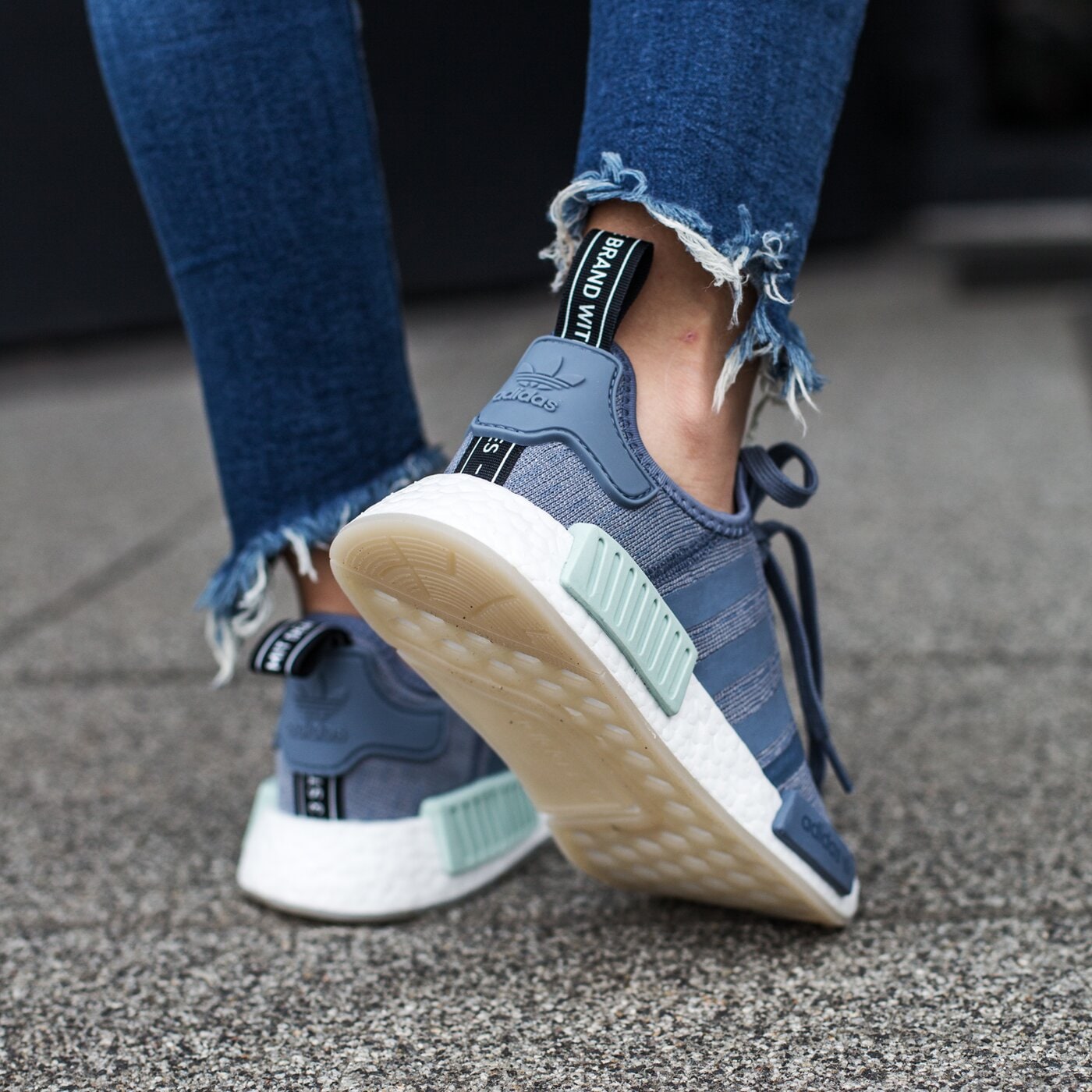 Дамски маратонки ADIDAS NMD_R1 W cq2013 цвят сив