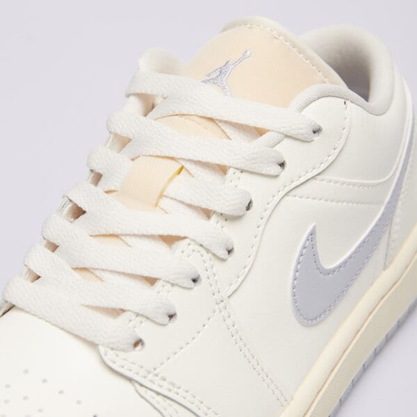 Дамски маратонки WMNS AIR JORDAN 1 LOW dc0774-106 цвят бежов