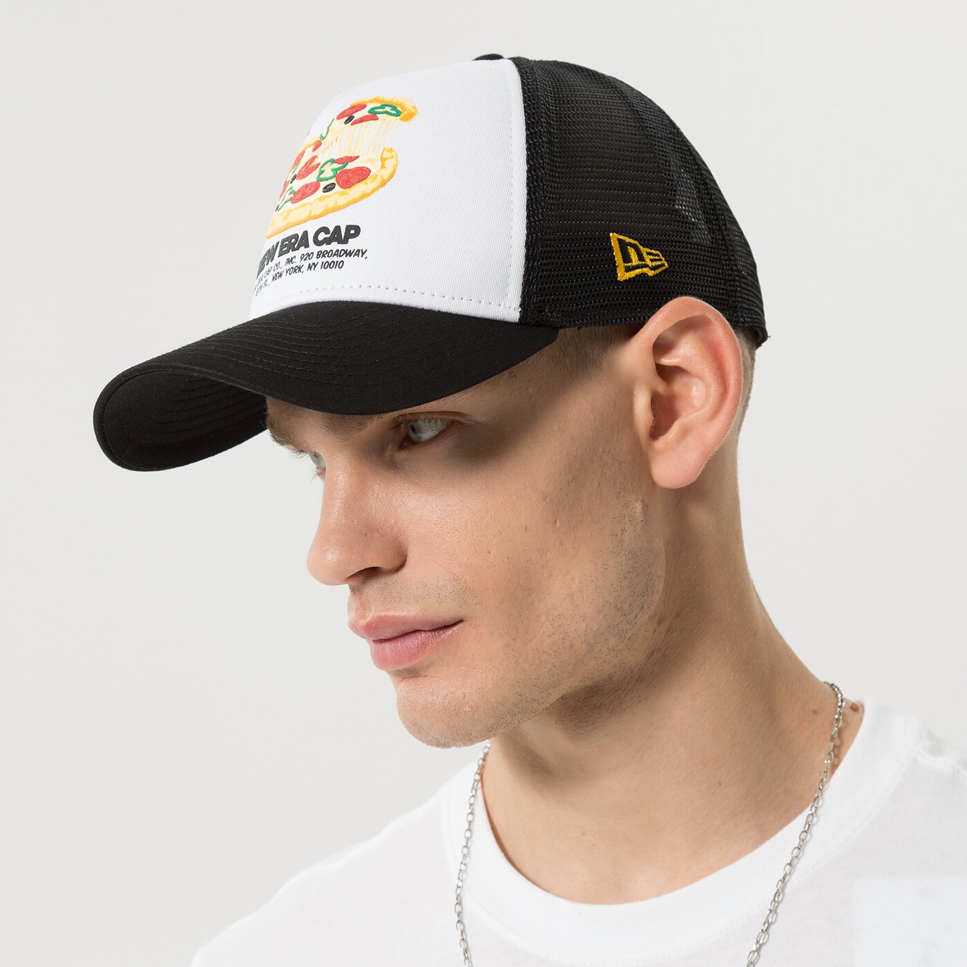 Мъжка шапка с козирка NEW ERA ШАПКА FOOD PACK TRUCKER BLK NEW ERA WHIBLK 60240347 цвят бял