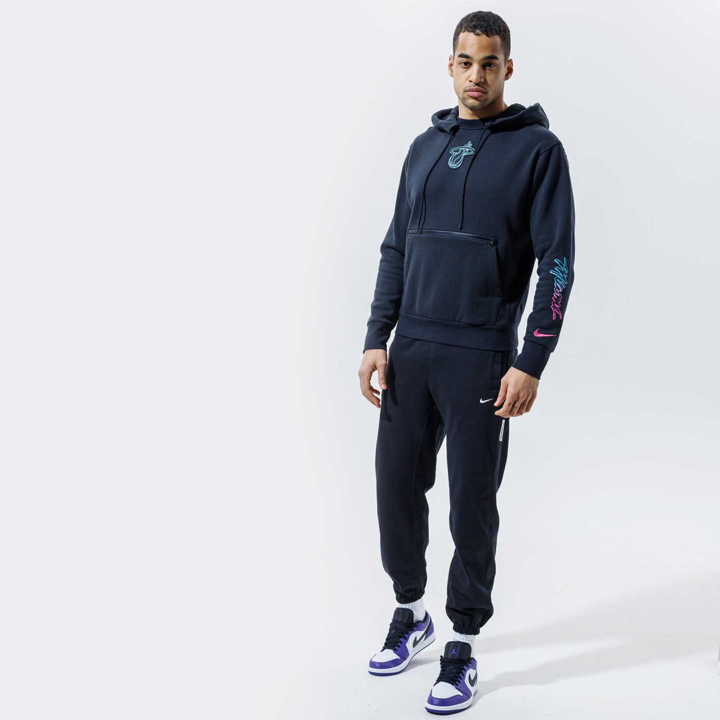 Мъжки суичър NIKE СУИТЧЪР С КАЧУЛКА MIAMI HEAT COURTSIDE CITY EDITION NBA cn1814-010 цвят черен