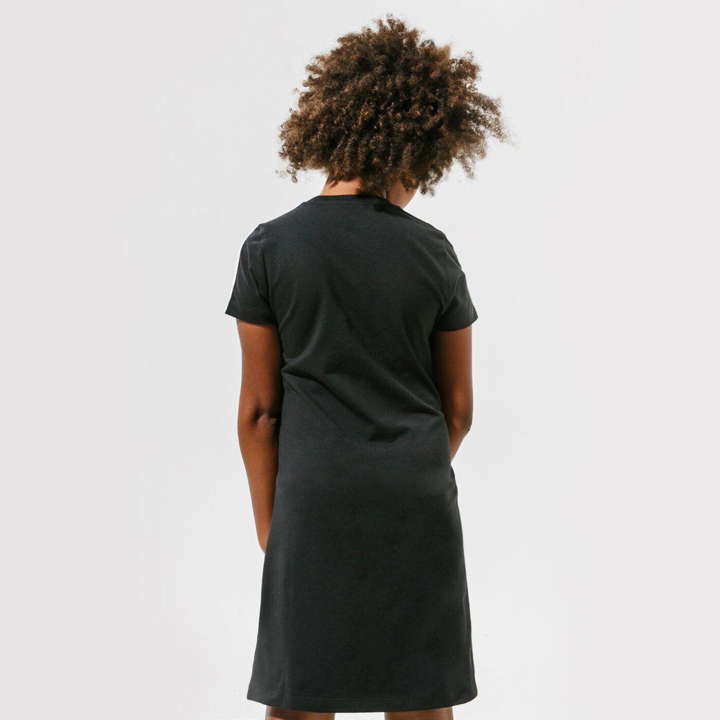  ADIDAS РОКЛЯ ADICOLOR АНЦУГS GIRL fm5653 цвят черен