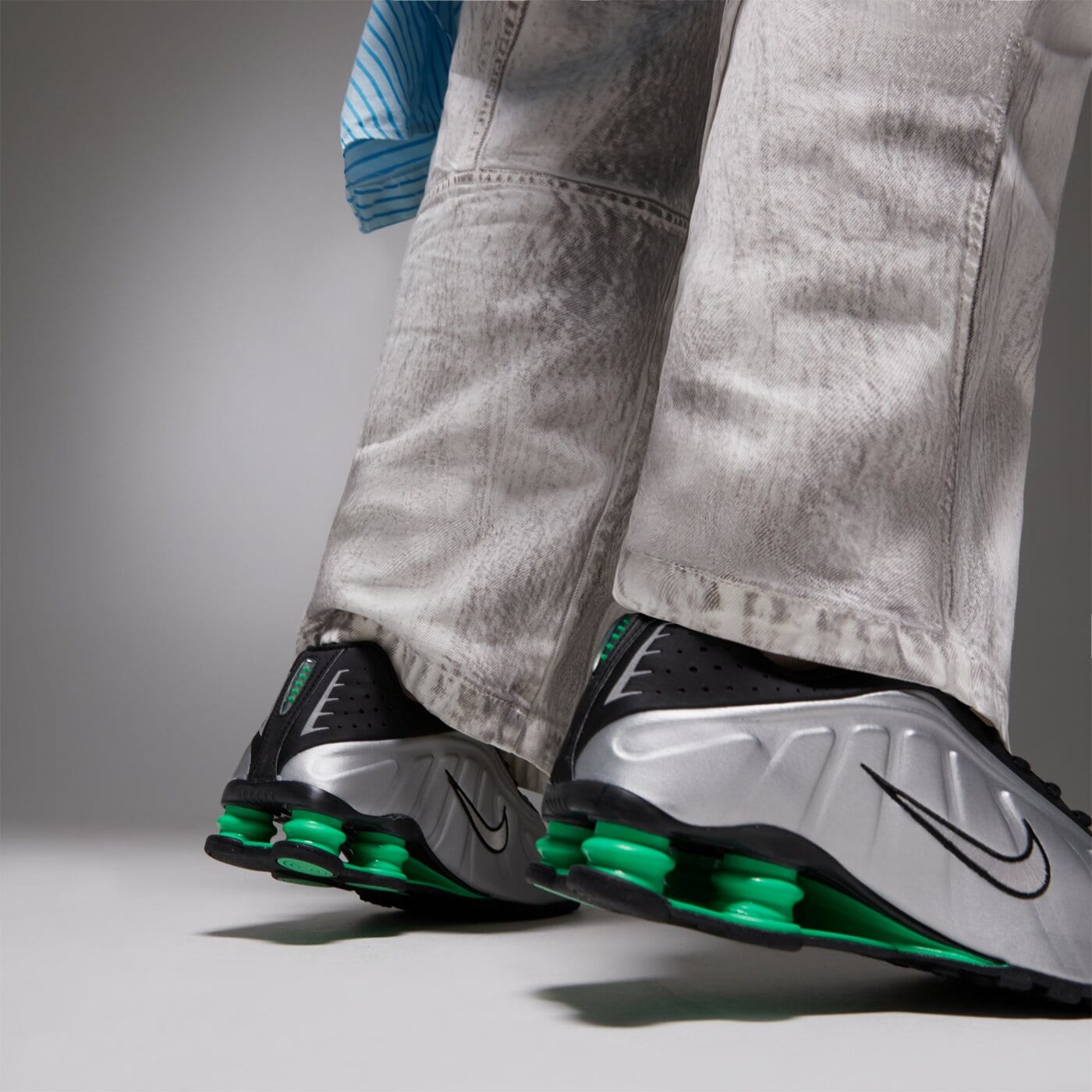 Мъжки маратонки NIKE SHOX R4 hq1988-006 цвят черен