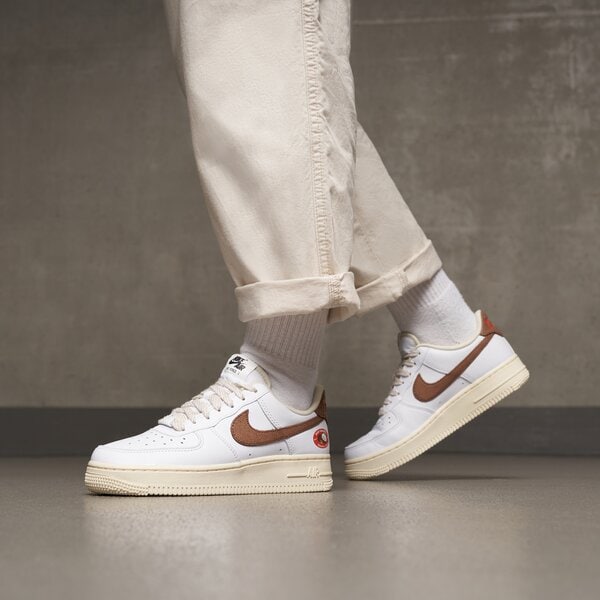 Дамски маратонки NIKE WMNS AIR FORCE 1 '07 LX dj9943-101 цвят бял