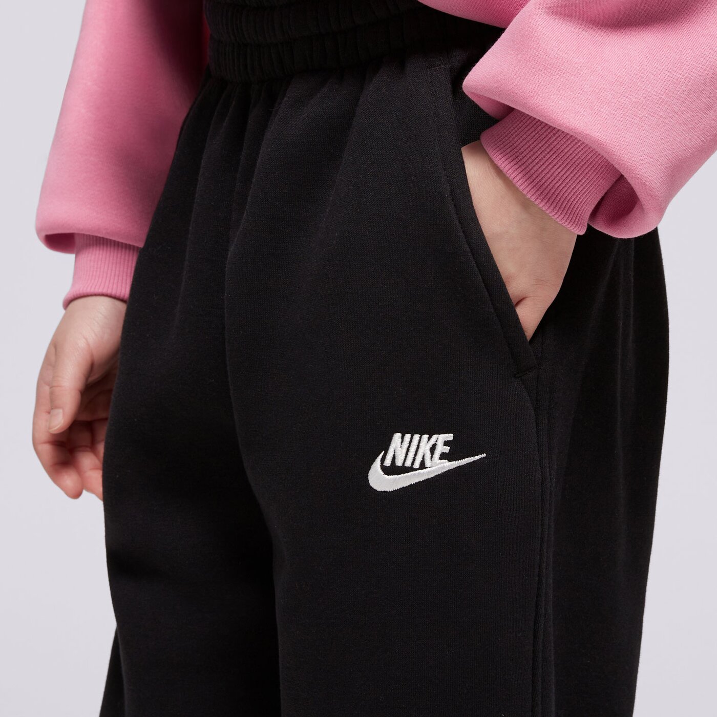 Детски панталони NIKE ПАНТАЛОНИ G NSW CLUB FLC LOOSE PANT LBR GIRL fd2933-010 цвят черен