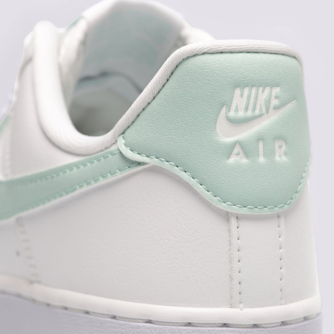 Дамски маратонки NIKE WMNS AIR FORCE 1 '07 REC dd8959-113 цвят бял
