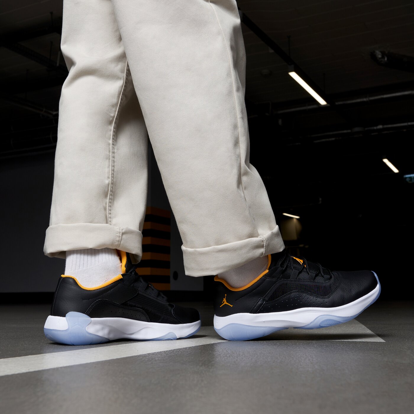 Мъжки маратонки AIR JORDAN 11 CMFT LOW  cw0784-071 цвят черен