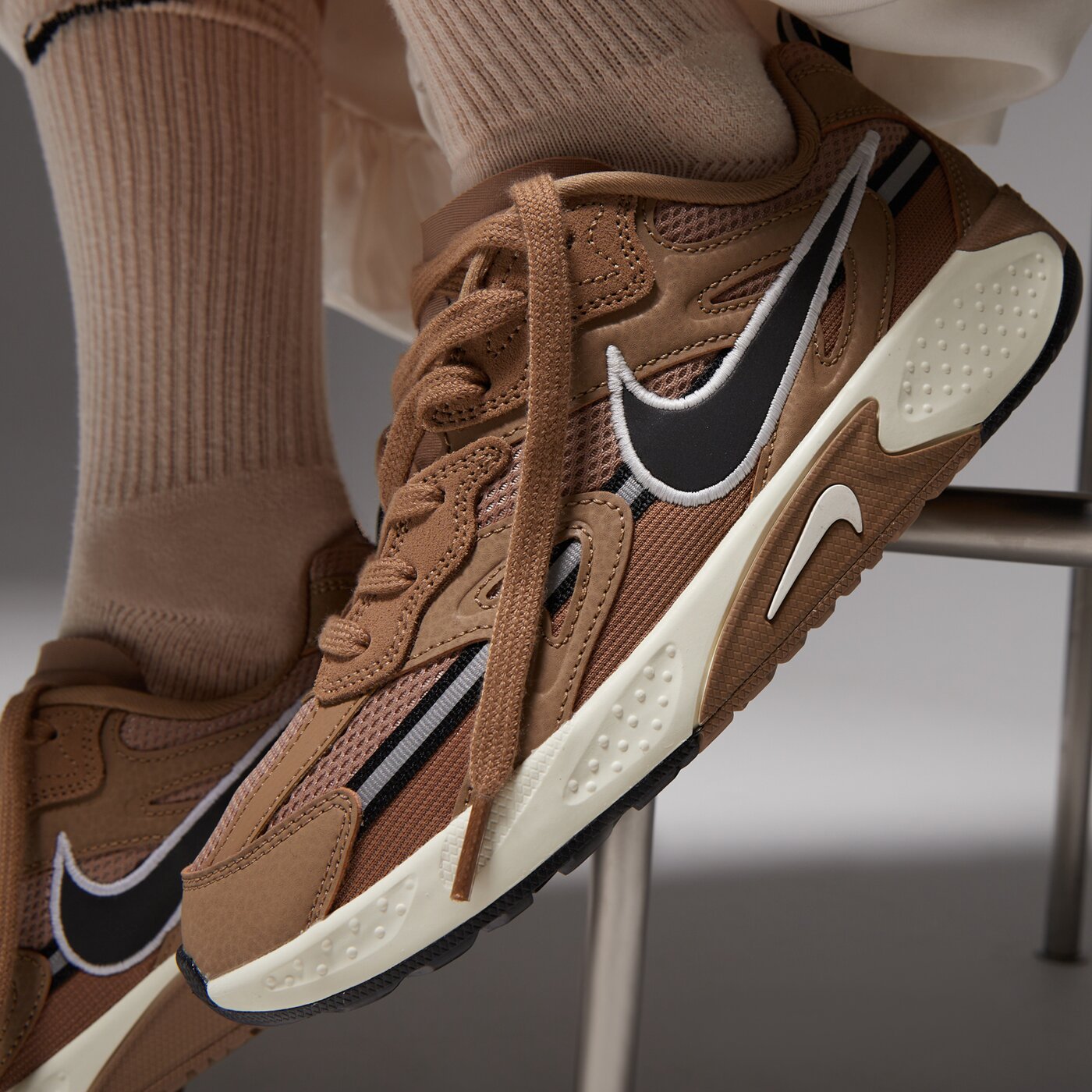 Дамски маратонки NIKE JAM fn0314-200 цвят кафяв