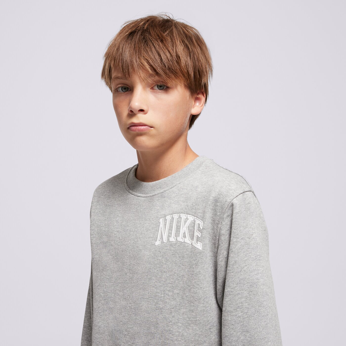 Детски суичър NIKE СУИТЧЪР K NSW CLUB FT CREW LBR MC BOY hj3144-063 цвят сребърен