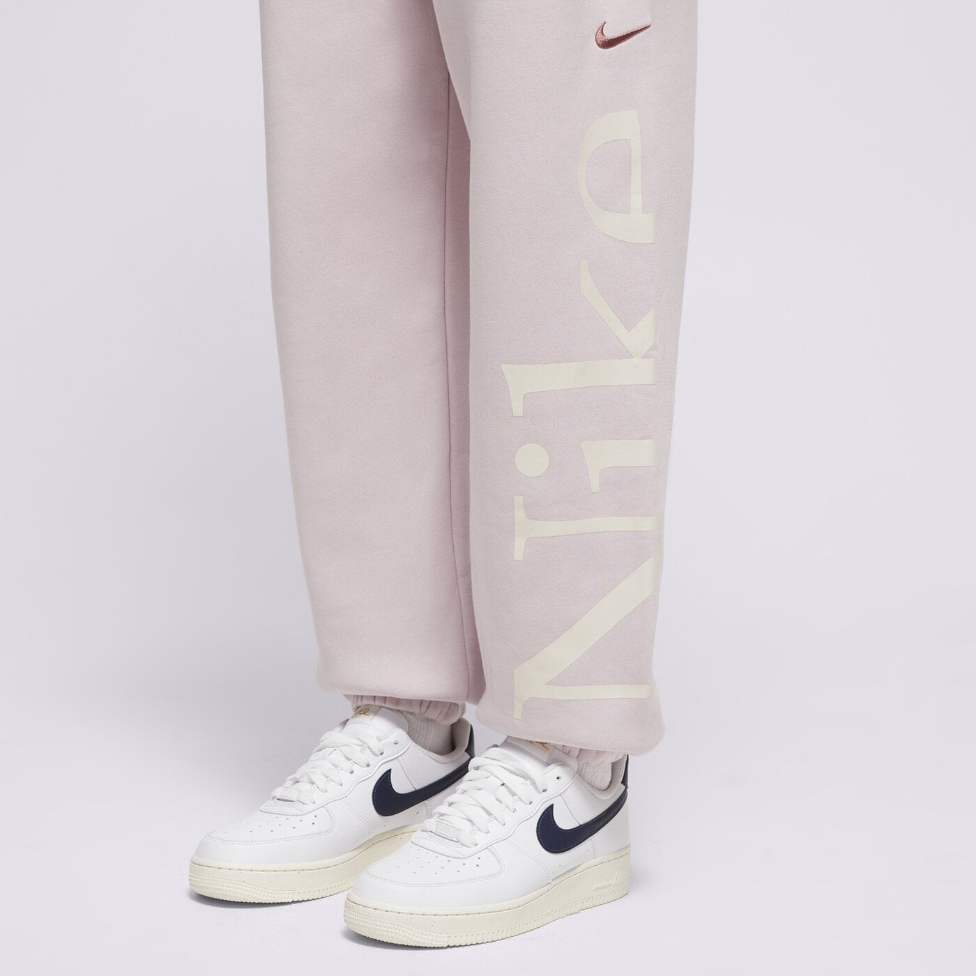 Дамски панталони NIKE ПАНТАЛОНИ W NSW PHNX FLC OS LOGO SWTPNT fn2552-019 цвят виолетов