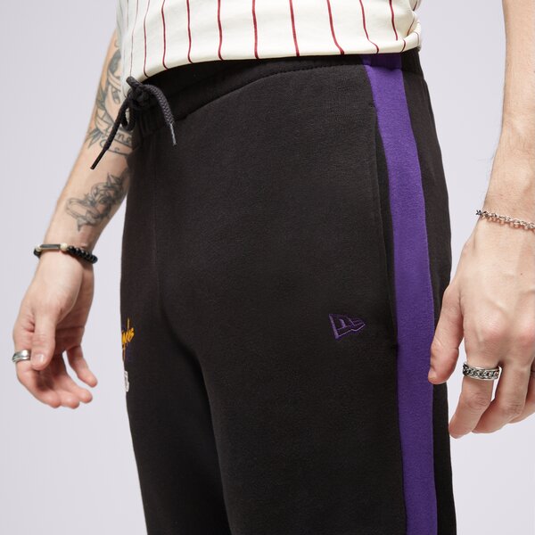 Мъжки панталони NEW ERA ПАНТАЛОНИ SCRIPT JOGGER LAKERS LOS ANGELES LAKERS 60332192 цвят черен