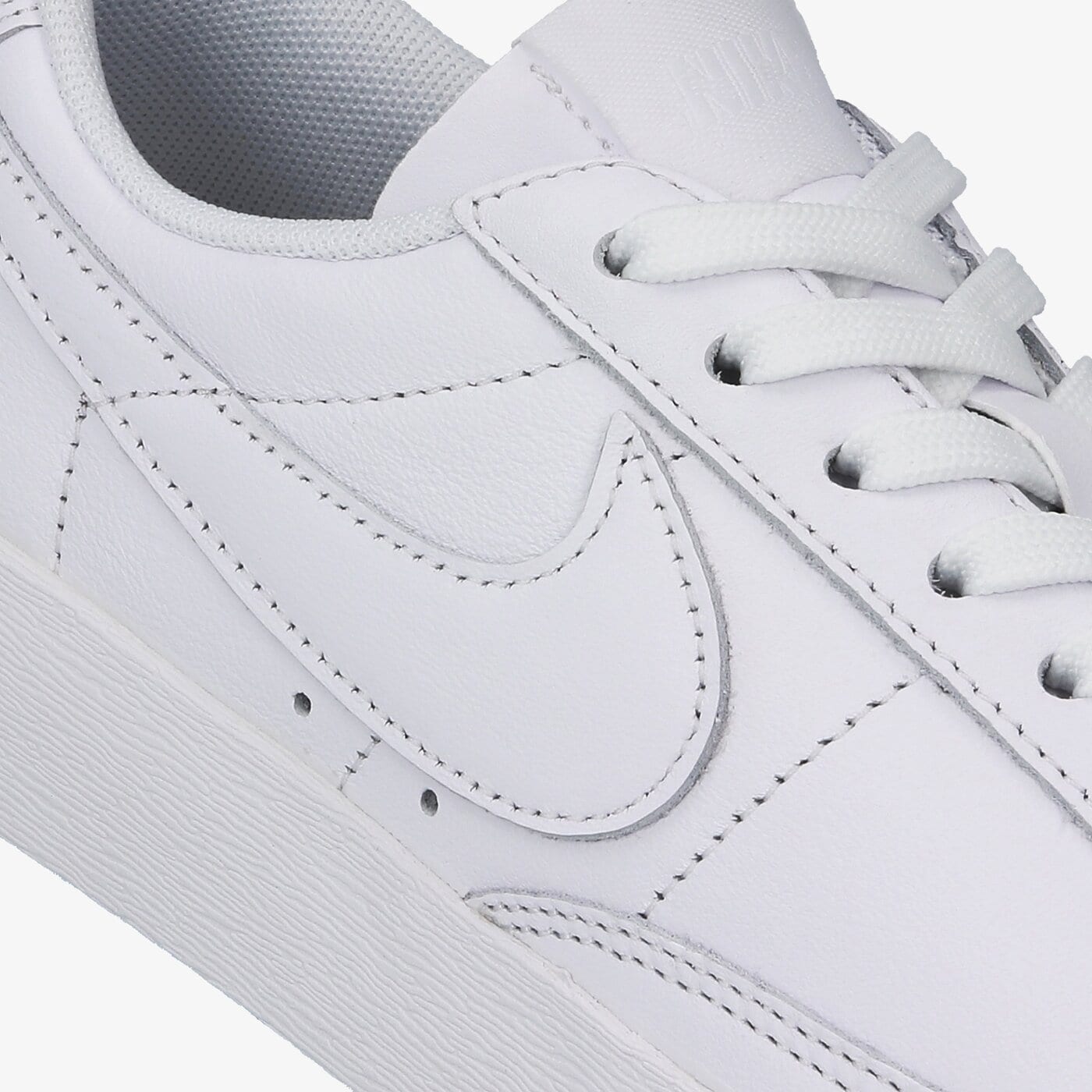 Дамски маратонки NIKE BLAZER LOW LE av9370-111 цвят бял