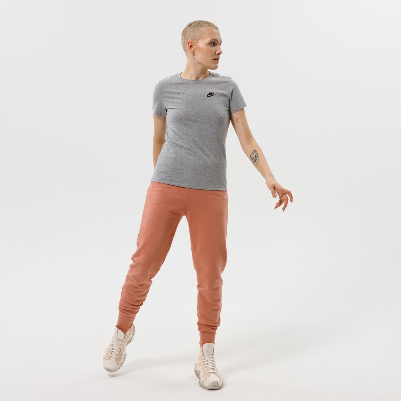 Дамска тениска NIKE ТЕНИСКА ESSENTIAL SHORT SLEEVE dn2393-063 цвят сив